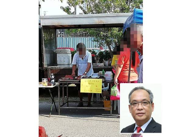 Gambar memaparkan seorang peniaga di salah sebuah pasar malam di bandaraya ini menjual makanan berasaskan daging babi secara terbuka sehingga mengundang rasa kurang senang masyarakat. Gambar kecil: Mansor 