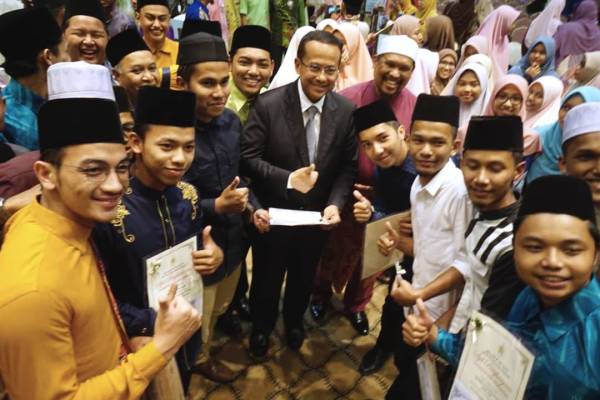 Ahmade Samsuri (tengah) bersama Satiful Bahri merakam gambar bersama sebahagian pelajar cemerlang yang diraikan sempena Majlis Hafl el-Takrim Sekolah-Sekolah Menengah Agama Negeri Terengganu 2019 di Dewan Konvensyen, Taman Tamadun Islam (TTI), hari ini.
