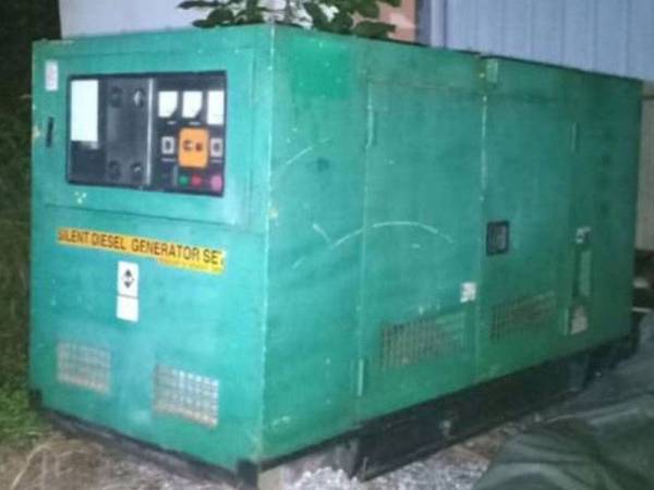 Genset yang dicuri suspek selain dua kereta dan tujuh telefon bimbit - Foto: Polis Kulai