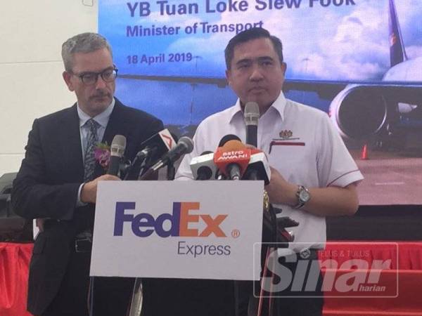 Menteri Pengangkutan, Loke Siew Fook menjawab pertanyaan media pada sidang media selepas hadir melancarkan pembukaan stesyen baharu FedEx Johor di i-Park Senai Airport City di sini.