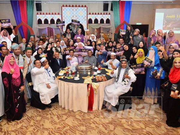 Pengamal media bersama pegawai dan kakitangan akademik UniSZA pada Malam Anugerah Kewartawanan Universiti Sultan Zainal Abidin (UniSZA) 2019 yang berlangsung di Hotel Permai, di sini, malam tadi.