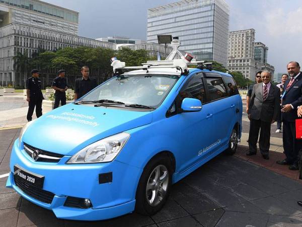 Perdana Menteri Tun Dr Mahathir Mohamad (dua, kanan) melihat dengan lebih dekat &#039;Autonomous Car&#039; semasa hadir pada Majlis Perasmian &#039;Malaysia 5G Showcase&#039; di Kompleks Perbadanan Putrajaya hari ini. - Foto Bernama