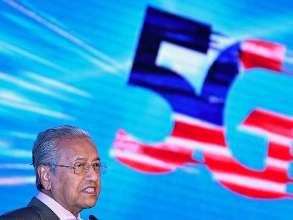 Perdana Menteri Tun Dr Mahathir Mohamad menyampaikan ucaptama pada pelancaran 5G Malaysia Progressing Humanity hari ini. - Foto Bernama