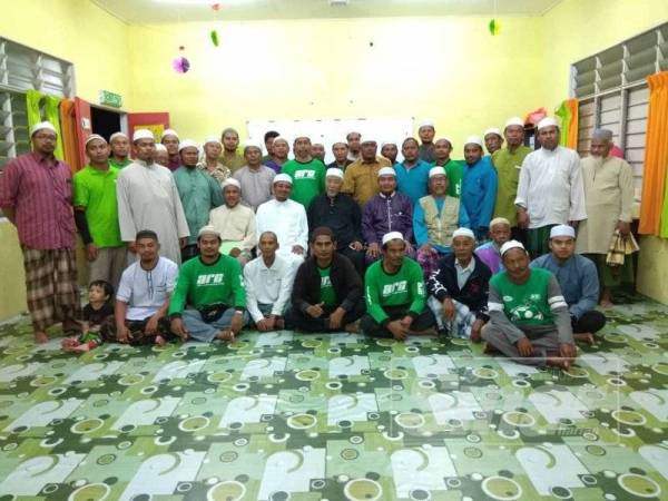 Hashim (duduk tengah) bergambar kenangan bersama pemuda Pas Padang Terap selepas menerima borang kemasukan ahli baharu di Surau Nurul Huda Kampung Bendang Tok Teri, Naka.