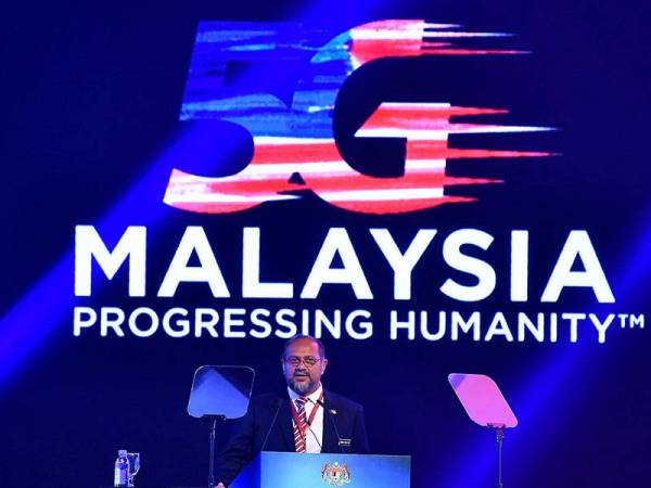 Menteri Komunikasi dan Multimedia Gobind Singh Deo menyampaikan ucapan pada majlis perasmian 5G Malaysia di Kompleks Perbadanan Putrajaya hari ini. - Foto Bernama