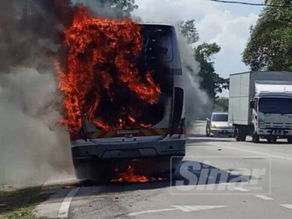 Bas terbakar dalam kejadian di Padang Sembilan, Pahi, hari ini.