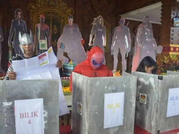 Kostum adiwira, hantu ragam Pemilu 2019. - Kompas