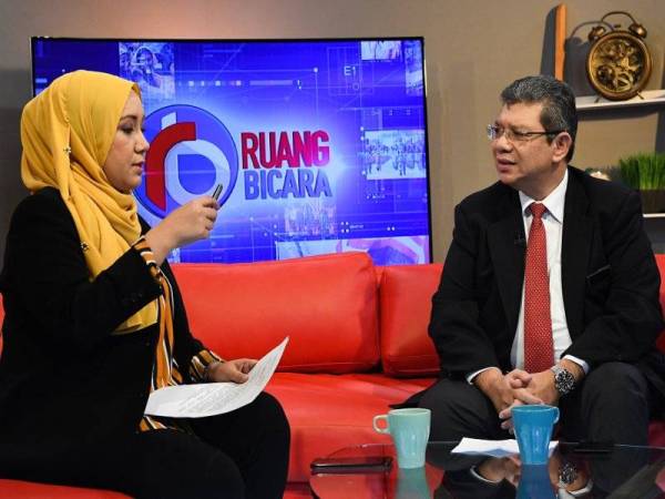 Menteri Luar, Datuk Saifuddin Abdullah ditemubual oleh hos Wan Syahrina Wan Ab Rahman pada program Ruang Bicara bertajuk ‘Statut Rom’ bersama Bernama News Channel (BNC) di Wisma Bernama baru-baru ini. - Foto Bernama