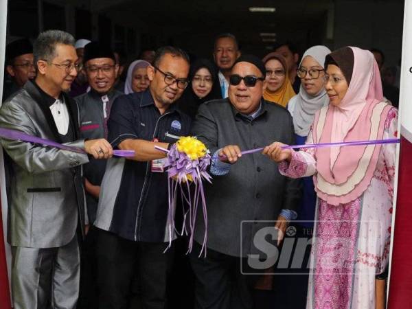 Datuk Dr Musa (tengah) semasa merasmikan Ibnu Ummi Maktum Street sambil disaksikan rakan MoU, Datuk Mah Hassan dan Gharizah (kanan).