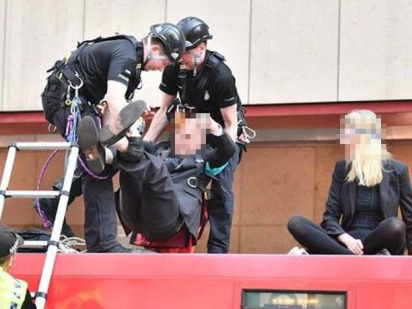 Penunjuk perasaan yang menyertai protes perubahan iklim di London ditahan oleh pihak berkuasa. - Foto AFP