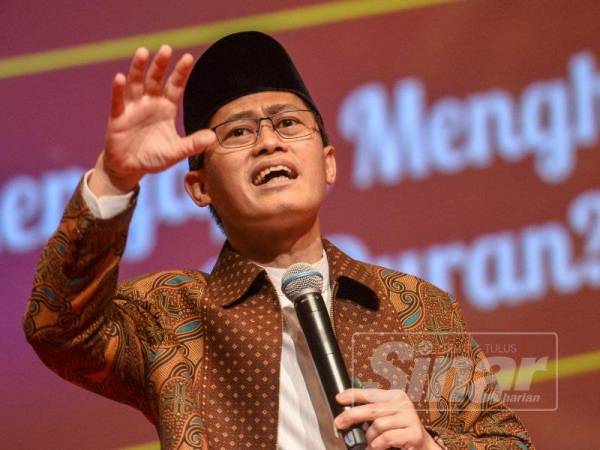 Ustaz Ambya Abu Fathin menyampaikan ceramah teknik membaca surah al-Kahf pada Seminar Al-Hafiz, Simposium Keagungan Al-Quran sempena Majlis Tilawah dan Menghafaz Al-Quran Peringkat Antarabangsa ke-61 di Pusat Konvensyen Kuala Lumpur (KLCC) di sini, semalam.