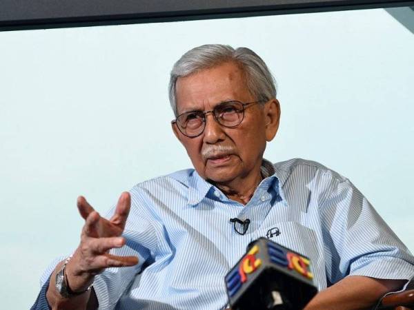 Pengerusi Majlis Penasihat Kerajaan Tun Daim Zainuddin ketika ditemu bual Bernama mengenai Projek Laluan Rel Pantai Timur (ECRL) di Menara Ilham hari ini.- Foto Bernama