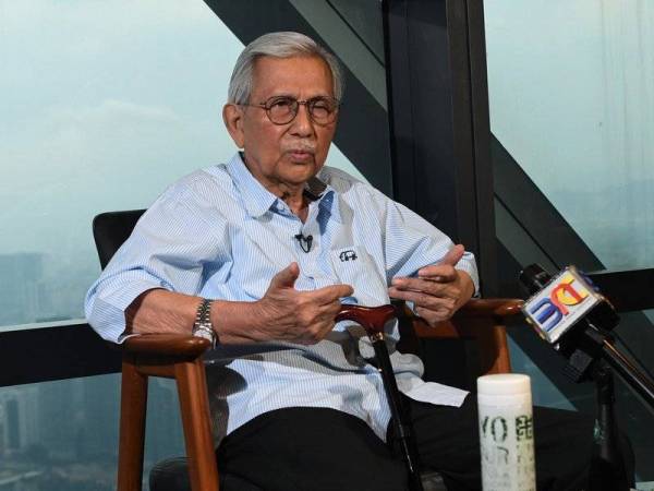 Pengerusi Majlis Penasihat Kerajaan Tun Daim Zainuddin ditemu bual Bernama mengenai Projek Laluan Rel Pantai Timur (ECRL) di Menara Ilham hari ini. - Foto Bernama
