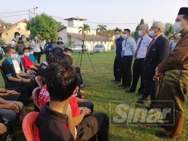 Abdul Aziz (dua, kanan) ketika meninjau keadaan pelajar yang diisolasi.