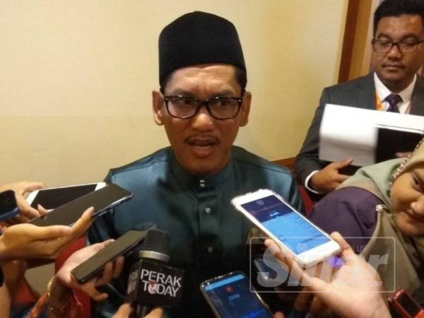 Ahmad Faizal ketika ditemui media selepas melawat Bilik Media Sidang Dun Perak, di sini, hari ini. 