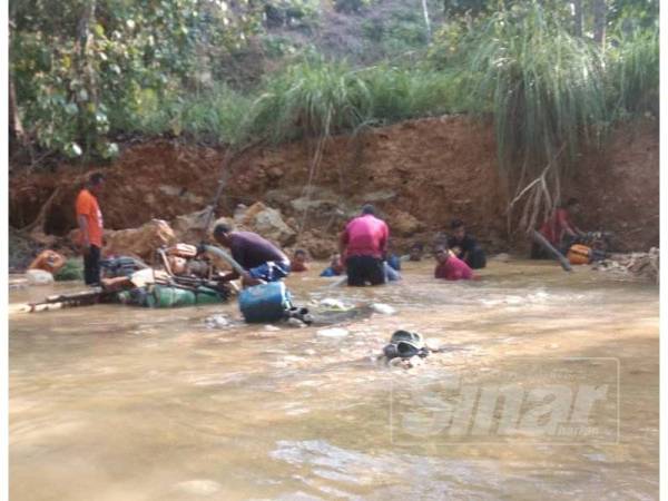 Penduduk kampung turut serta mencari mangsa yang tertimbus, petang semalam.