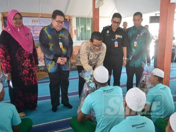 Shamsul Shah (tengah) beramah mesra dengan penghuni penjara Pengkalan Chepa sempena program Hijrah Kasih semalam.