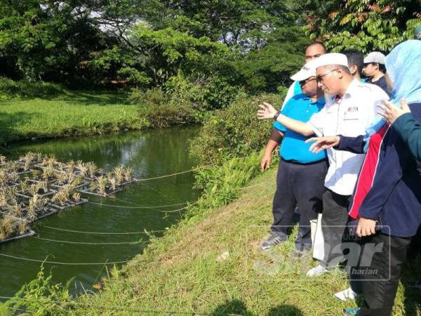 Azmi menerangkan cara &#039;floating wetland&#039; berfungsi kepada tetamu yang hadir bagi menyaksikan projek tersebut.