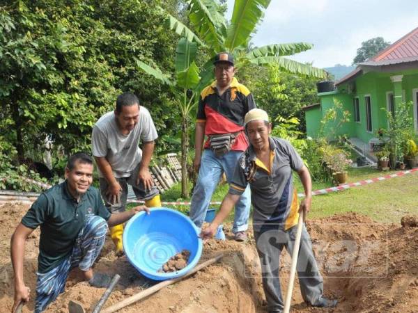 Tujuh kubur lama lebih 100 tahun dipindahkan