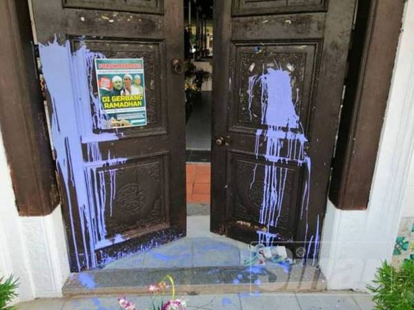 Pintu kayu di bahagian hadapan Masjid Tengkera disimbah cat berwarna ungu.