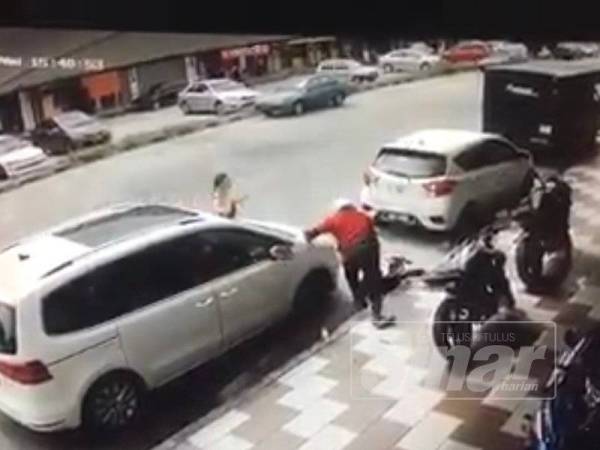 Rakaman CCTV menunjukkan suspek berbaju merah menetak mangsa beberapa kali dalam kejadian di Taman Pertama, kelmarin. 