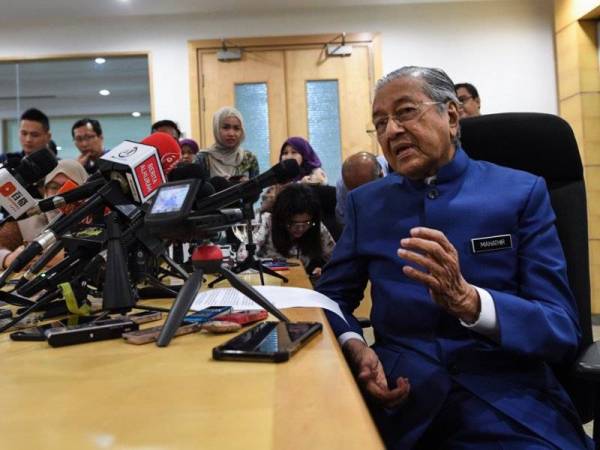 Perdana Menteri, Tun Dr Mahathir Mohamad ketika menjawab pertanyaan media pada sidang media khas di Yayasan Al-Bukhary hari ini. - Foto Bernama
