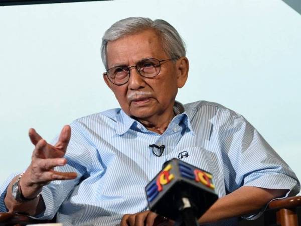 Bekas Pengerusi Majlis Penasihat Kerajaan, Tun Daim Zainuddin ketika ditemu bual Bernama mengenai Projek Laluan Rel Pantai Timur (ECRL) di Menara Ilham. - Foto Bernama