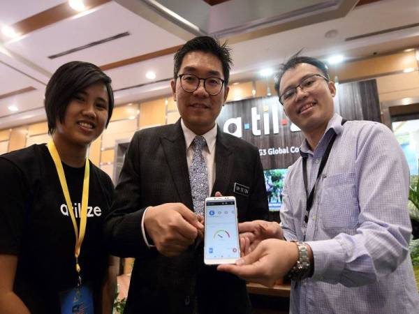 Tze Tzin (tengah) bersama Pengurus Produk Atilze Tan Han Wei (kanan) menunjukkan aplikasi penanaman ketika melawat sekitar tapak Pameran 5G Malaysia di Kompleks Perbadanan Putrajaya hari ini. - Foto Bernama