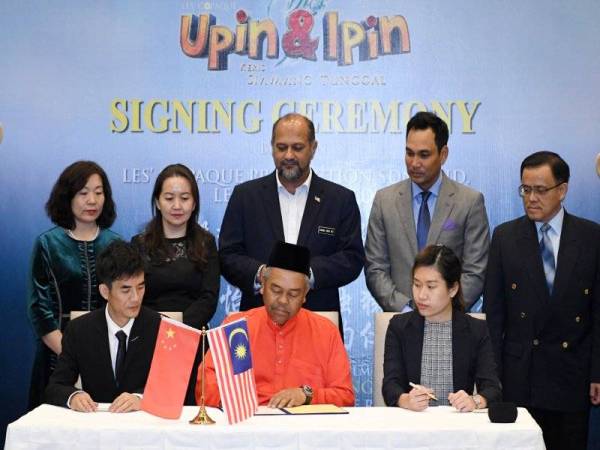 Gobind (berdiri, tengah) menyaksikan Majlis Menandatangani Perjanjian di antara Les’ Copaque Production dan Cultural Investment Holding Co dari China di sebuah hotel hari ini. - Foto Bernama