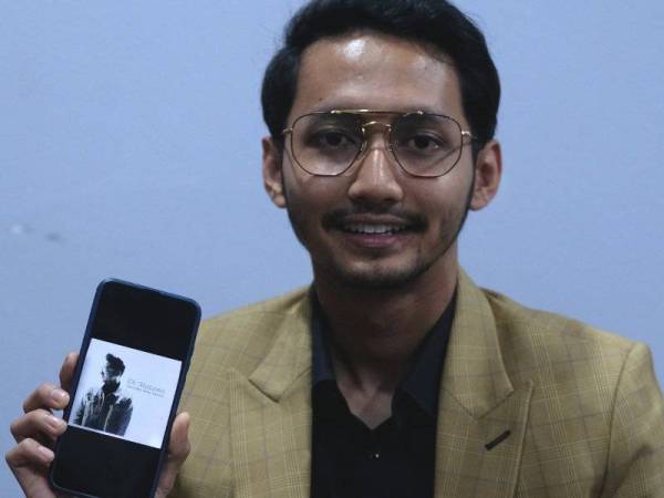 Sufian menunjukkan draf buku puisi berjudul Senandika Sufian Suhaimi yang dijangka siap hujung tahun ini ketika ditemui pada program Hari Kesedaran Kerjaya dan Keusahawanan bersama Protege di UniSZA.