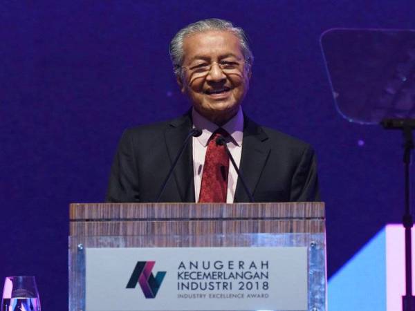 Tun Dr Mahathir ketika berucap pada Majlis Anugerah Kecemerlangan Industri 2018 di sebuah hotel malam ini. - Foto Bernama