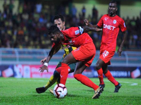 Penyerang Kedah, Mohd Zaquan Adha Abd Razak dikawal ketat dua pertahanan PJC FC pada aksi pusingan ketiga Piala FA 2019 di Stadium Darul Aman pada Selasa lalu yang berkesudahan Kedah menang 2-0. - Foto MOHD ASYRAAF