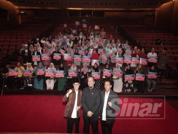 Ustaz Ambya (kiri), Fazrul (tengah) dan Presiden dan Pengarah PT Indorajawali Penganjur Acara, Abdul Aziz bergambar bersama penonton selepas sesi perkongsian kekuatan surah-surah pada Seminar Amazing Al-Quran, Simposium Keagungan Al-Quran sempena Majlis Tilawah dan Menghafaz Al-Quran Peringkat Antarabangsa ke-61 di KLCC di sini, semalam. - Foto Sinar Harian Zahid Izzani
