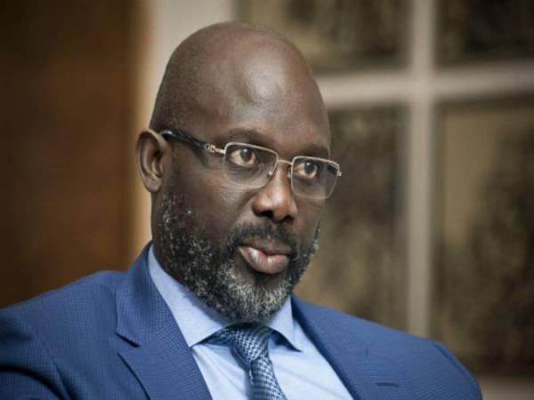 Presiden Liberia George Weah tinggalkan pejabat gara-gara ular. - Foto Africa Feeds 