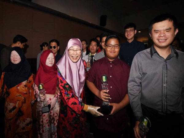 Timbalan Perdana Menteri Datuk Seri Dr Wan Azizah Wan Ismail beramah mesra bersama para penerima anugerah yang terdiri daripada Orang Kurang Upaya (OKU) cacat penglihatan pada Anugerah &#039;MAB Excellence Achievement for the Blind and Visually Impaired&#039; 2017/2018 hari ini. - Foto Bernama