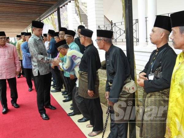 Ketibaan Tengku Hassanal di Muzium Sultan Abu Bakar Pekan disambut para pembesar dan rakyat jelata.