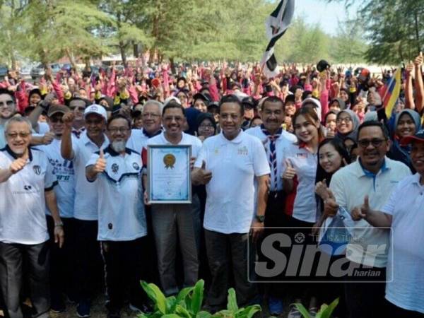 Dr Samsuri (tengah) bergambar bersama peserta Program Terengganu Go Clean 2019 selepas menerima sijil MBOR di Pantai Teluk Ketapang.