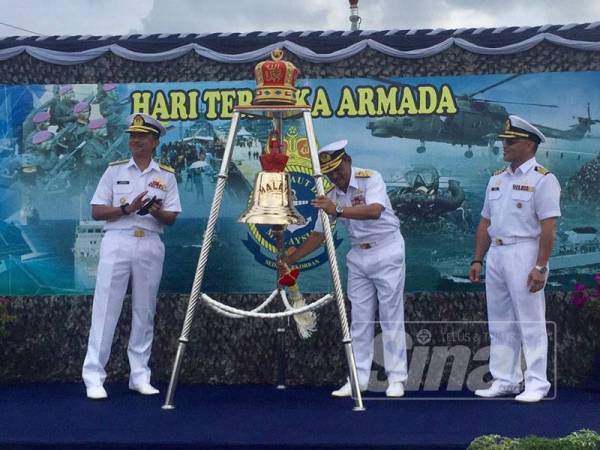 Rusli (tengah) mengetuk loceng KD Malaya sebagai simbolik perasmian Hari Terbuka Armada sempena sambutan Hari TLDM ke-85 di Tambatan Pangkalan Lumut, Pangkalan TLDM, di sini, hari ini.