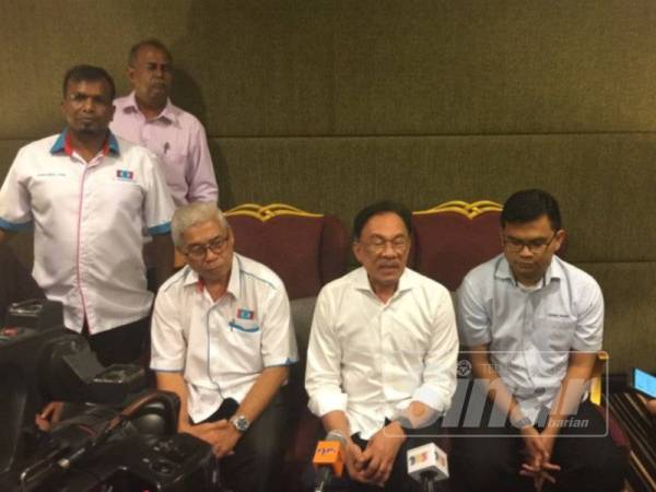 Presiden PKR, Datuk Seri Anwar Ibrahim ketika bercakap kepada pemberita selepas hadir Town hall Anak Muda anjuran AMK Johor di sini hari ini.