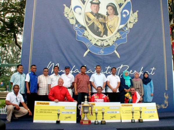 Menteri Besar Johor Dr Sahruddin Jamal (lima, kanan) bergambar bersama para pemenang selepas menyempurnakan penyampaian hadiah sempena Kejohanan Perlumbaan Bot Laju F3000 Antarabangsa Muar di pesisir Sungai Muar Dataran Tanjung Emas hari ini. - Foto Bernama
