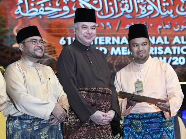 Timbalan Yang di-Pertuan Agong Sultan Nazrin Shah (tengah) berkenan bergambar bersama Johan Kategori Tilawah Abdul Khair Jalil pada Majlis Perasmian Penutupan Tilawah dan Menghafaz Al-Quran Peringkat Antarabangsa Ke-61 Tahun 1440 Hijrah/ 2019 Masihi di Pusat Konvensyen Kuala Lumpur malam ini. - Foto Bernama