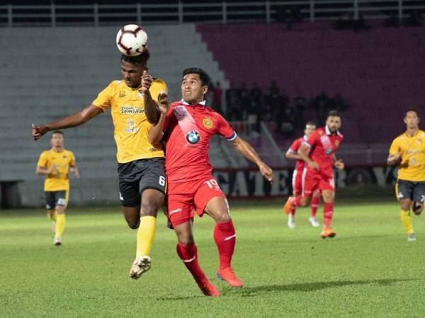 Pemain Kelantan, Mohd Fauzi Roslan (kanan) pemain Negeri Sembilan, L Kalaiharasan pada pertemuan Liga Premier di Kota Bharu, sebentar tadi.