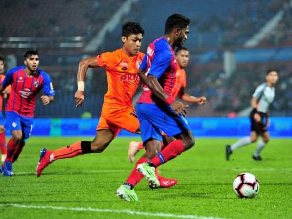 Pemain PKNS FC berusaha mengekang kemaraan pemain JDT, S Kunanlan dalam aksi di Stadium Larkin, sebentar tadi.