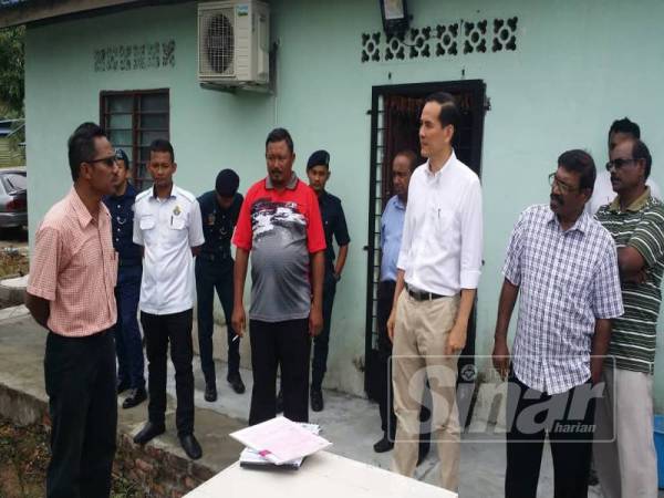 Chong Sin (tiga dari kanan) ketika melakukan lawatan ke Kampung India Jalan Mengkibol, semalam.