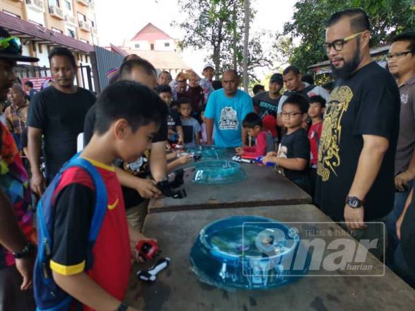 Sebahagian daripada peminat beyblade menunjukkan bakat masing-masing dalam pertandingan "Suke-Suke maing! BEYBLADE KUTERER CHALLENGE" di Warung Satey Chikeng Mamamia, di Batu Burok, di sini.