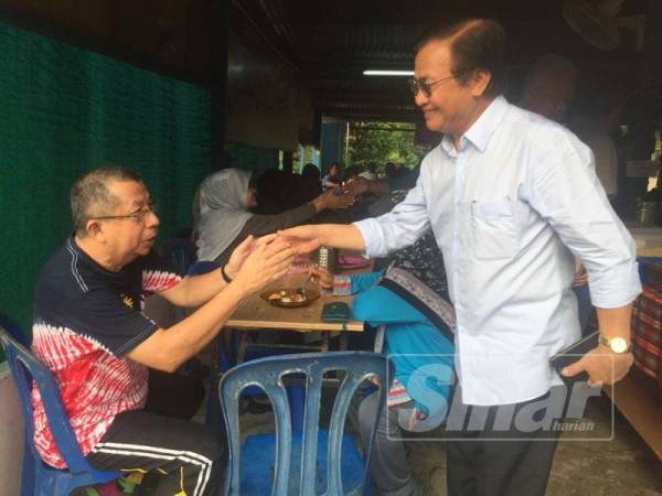 Mohd Anuar meluangkan masa bersarapan di Kampung Bangau, pagi tadi.