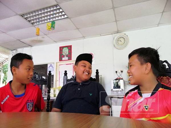 Mohd Firdaus (tengah) bersama dua rakannya di pusat jagaan Pertubuhan Badan Kebajikan Anak-anak Yatim Darussalam di Kampung Melayu Sungai Rapat.