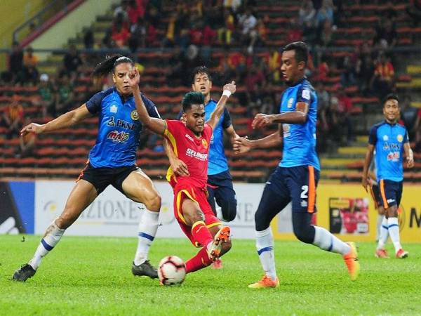 Pemain Selangor Sean Eugene Selvaraj (dua, kiri) diasak pemain PKNP FC Amani Santos Aguinaldo (kiri) dalam perlawanan Liga Super 2019 yang berlangsung di Stadium Shah Alam, malam tadi. - Foto Bernama