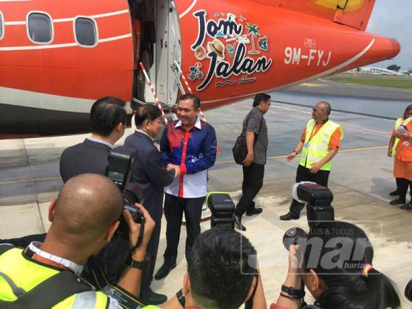 Anthony Loke ketika tiba di Lapangan Terbang Seletar, Singapura selepas menyertai penerbangan sulung Firefly ke Seletar selepas menggantung operasinya pada 1 Disember 2018. - Foto Sinar Harian