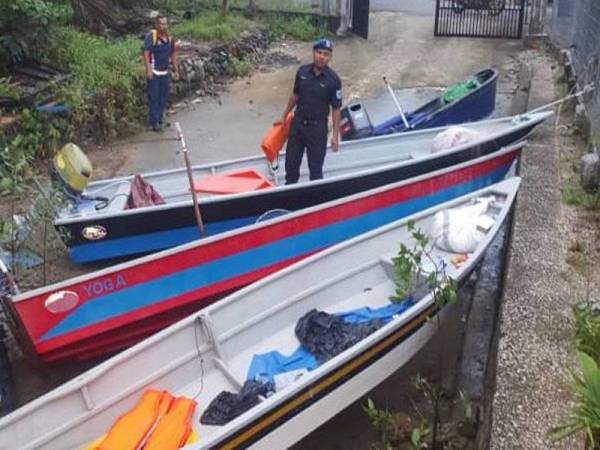 Bot jenis gentian kaca yang dirampas bersama enjin sangkut dalam Op Gelora, kelmarin. - Foto Polis